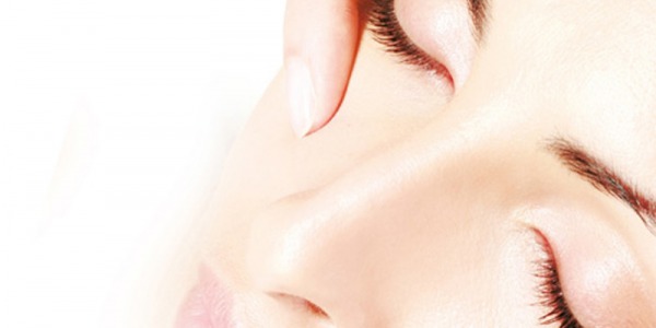 10 ingrédients incontournables pour un soin contour des yeux