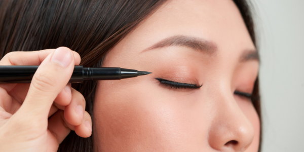 Comment poser l'eye-liner correctement pour un regard ensorcelant ?