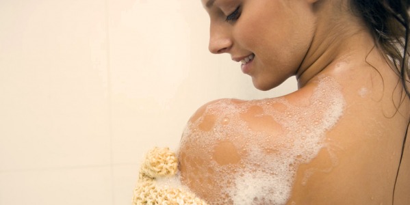 Révélez l'éclat de votre peau avec le gommage au gant loofah