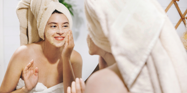 Gommage visage : lequel choisir selon vos besoins ?