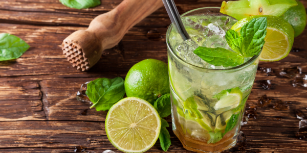 6 idées de cocktails au thé vert avec et sans alcool