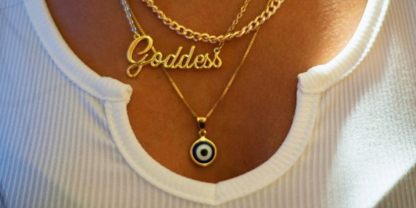 Signification des pierres de naissance ? Le guide des colliers personnalisés mois par mois