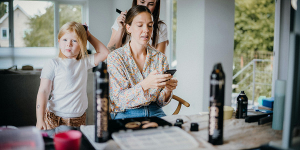 Coiffure à Domicile : Les Meilleures Solutions pour se Faire Coiffer Chez Soi !