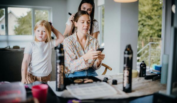 Coiffure à Domicile : Les Meilleures Solutions pour se Faire Coiffer Chez Soi !