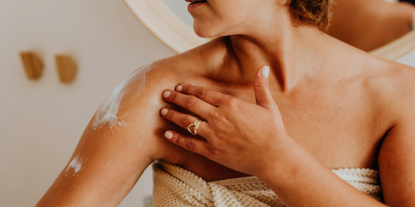 Les actifs bio les plus efficaces pour hydrater une peau sèche en profondeur