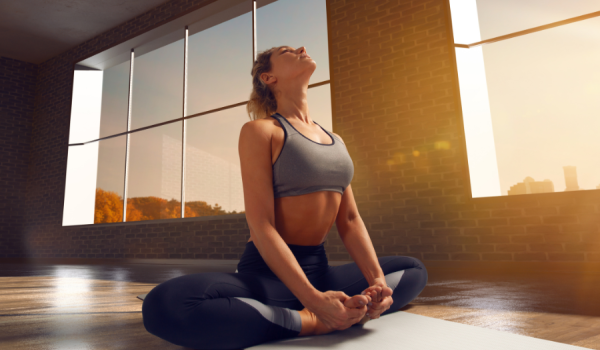 Yoga du matin : 7 mouvements simples pour démarrer la journée avec énergie