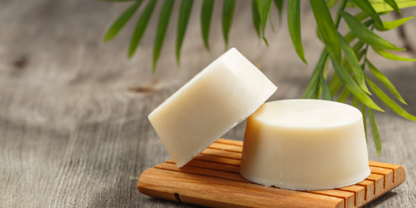 Cosmétiques zéro déchet : le guide complet pour une salle de bain sans plastique