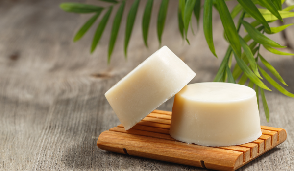 Cosmétiques zéro déchet : le guide complet pour une salle de bain sans plastique