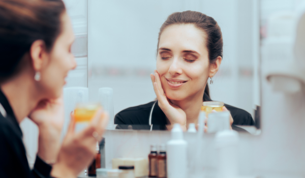 Collagène et fermeté : bien nourrir sa peau après 45 ans