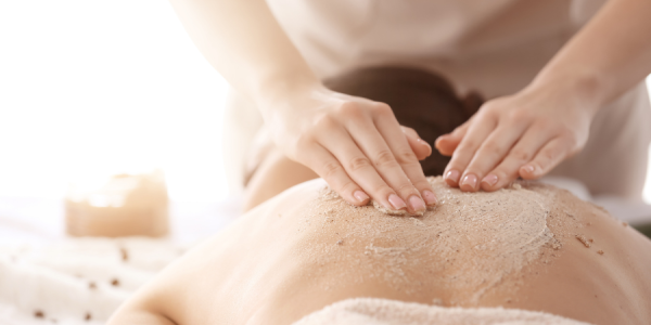 Gommage corps bio : le geste indispensable pour un bronzage naturel et durable