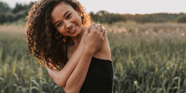 Été et peau grasse : 6 gestes naturels pour dire stop aux brillances