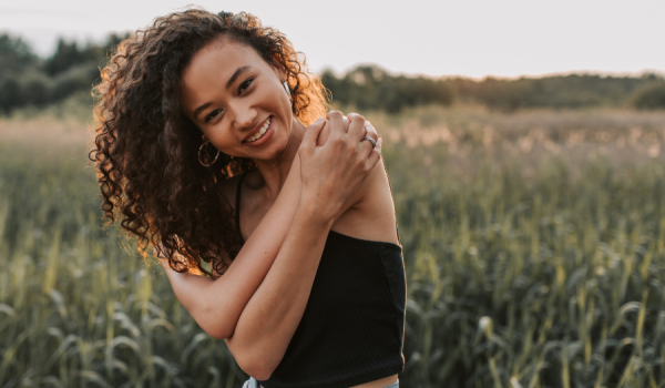 Été et peau grasse : 6 gestes naturels pour dire stop aux brillances